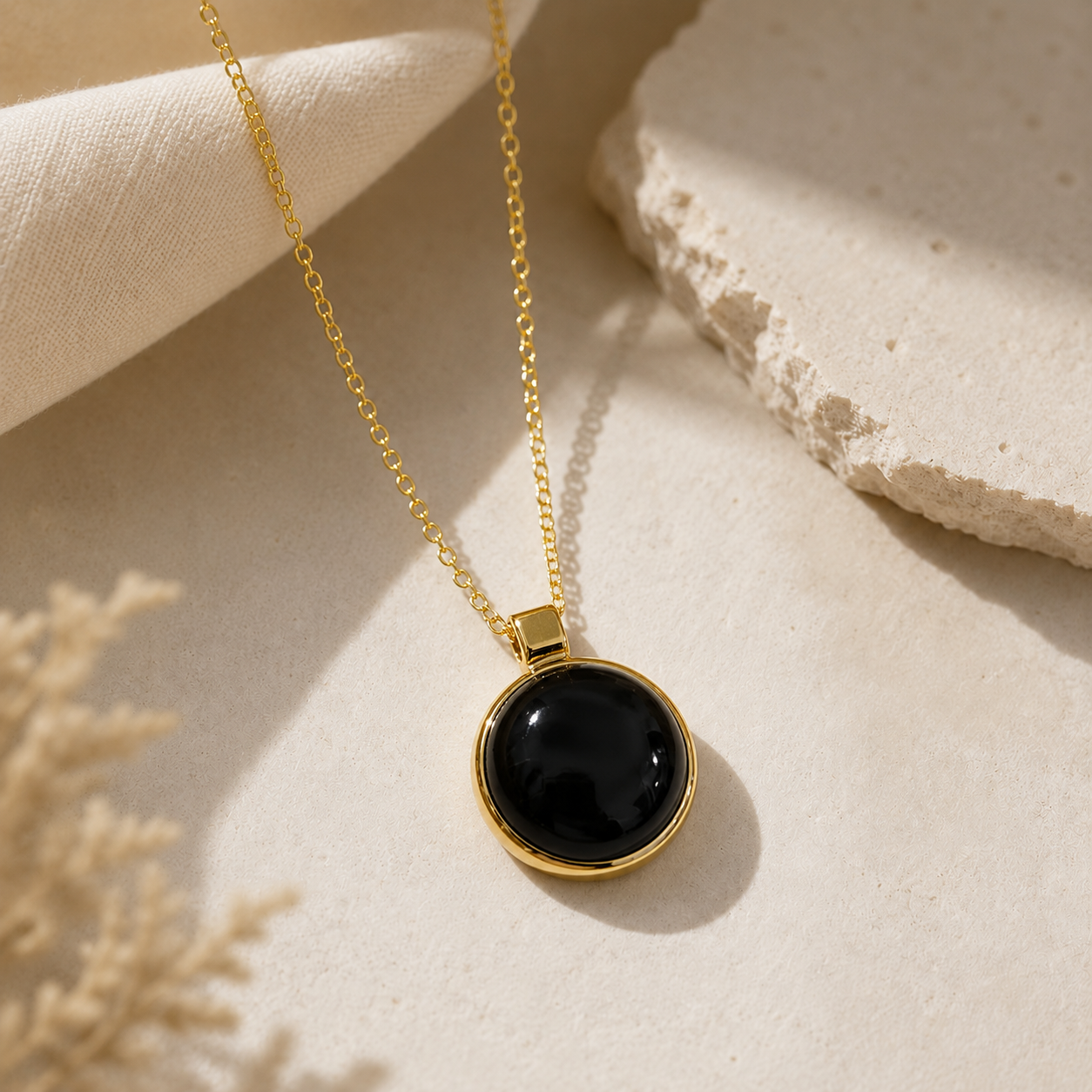 Obsidian Kette in 925er Silber, Nahaufnahme des gefassten Cabochons