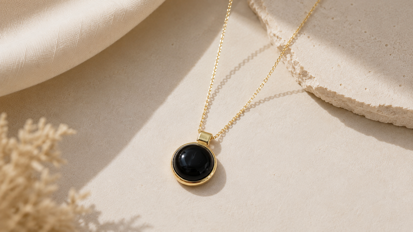 Obsidian Kette in Gold Vermeil, Nahaufnahme des gefassten Cabochons