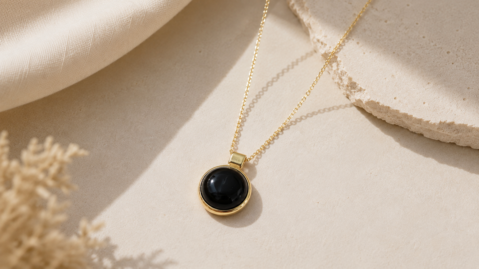 Obsidian Kette in Gold Vermeil, Nahaufnahme des gefassten Cabochons